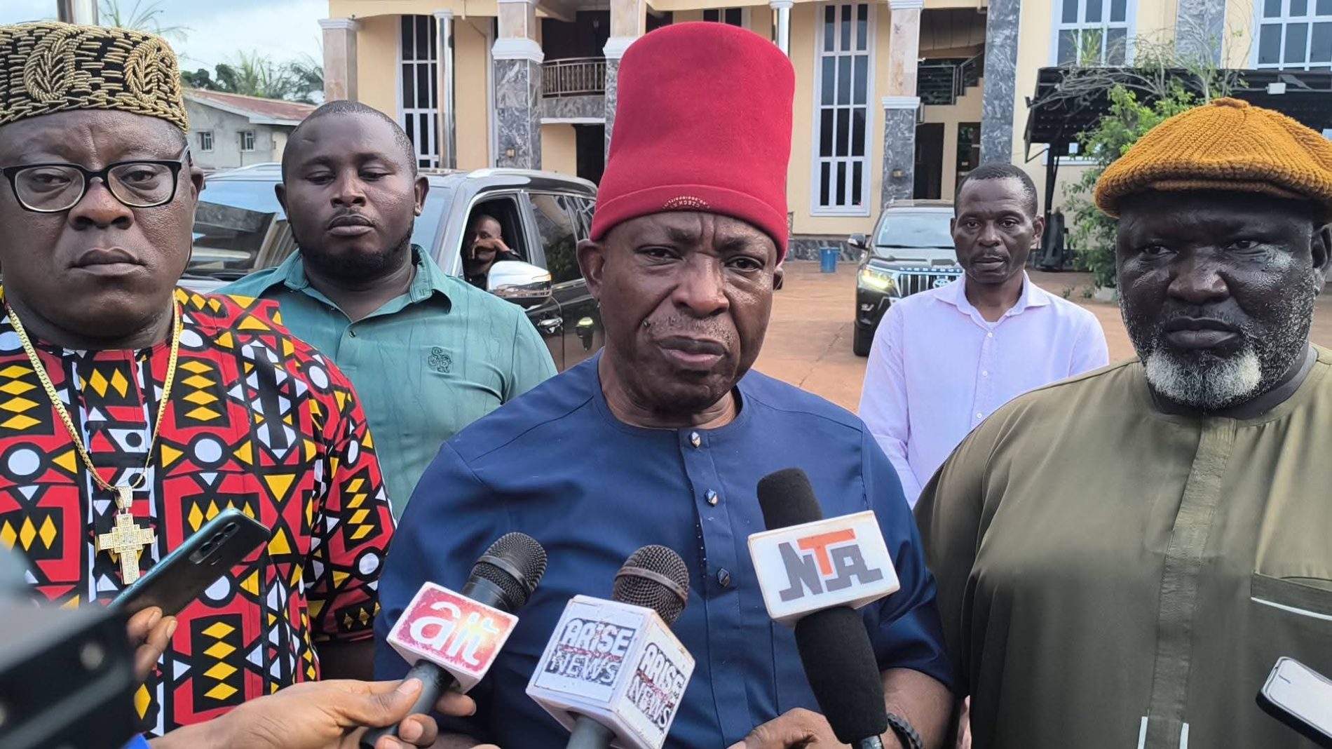 Anambra State: “We don’t  have where to sleep ” – Ogidi Community Cry Out As Senator Umeh visits flood scene