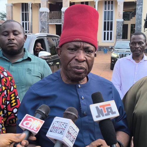 Anambra State: “We don’t  have where to sleep ” – Ogidi Community Cry Out As Senator Umeh visits flood scene