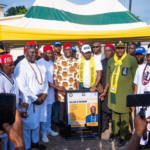 DR CHIBUEZE OFOBUIKE HONOURED BY THE ENTIRE AGUATA YOUTHS, PLEDGES TO DO MORE IN PROVIDING UNCOMMON LEADERSHIP